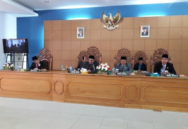 Ketua DPRD Bengkulu Utara Aliantor Harahap memimpin rapat paripurna