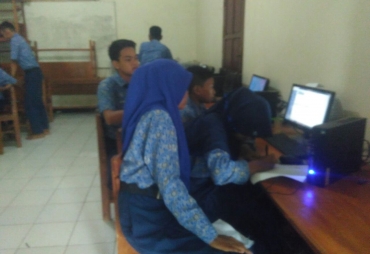 Siswa SMPN 3 Rengasdengklok Praktek Gunakan 8 Komputer