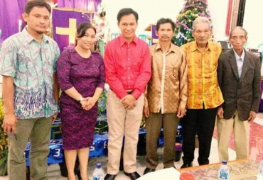 Aris Mursalim, SE berfose bersama masuarakat di dalam Gereja