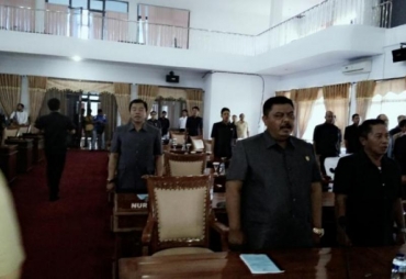 Tampak Anggota DPRD Seluma menyanyikan lagu wajib Indonesia raya