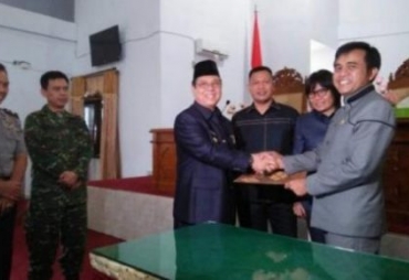 Bupati Seluma Bundra Jaya dan Ketua DPRD Seluma Husni Thamrin Menandatangani Surat Keputusan Kesepakatan bersama Pembentukan Peraturan Daerah Tahun 2018